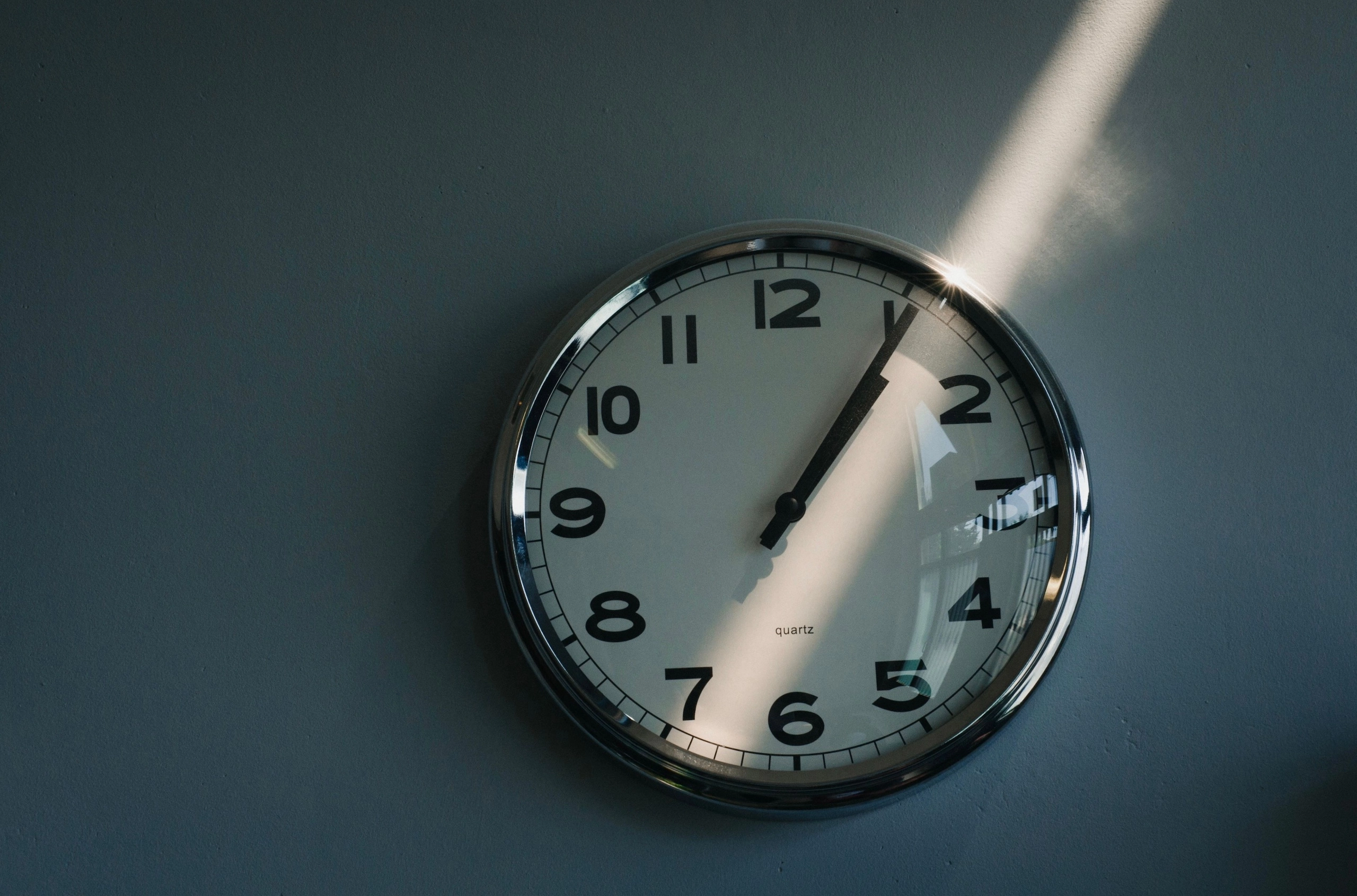 Cambio ora solare sul quadrante di un orologio: indicazioni per risparmiare sui consumi energetici.